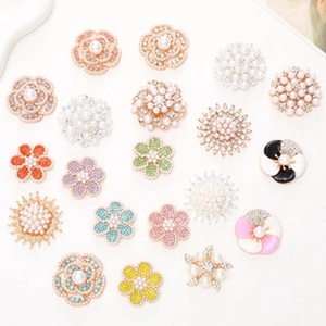 Detailansicht dekorativer Blumenanhänger mit künstlichen Perlen und Strass