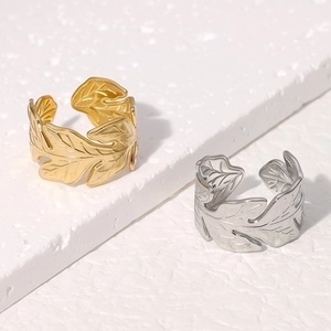 Detailansicht verstellbarer Edelstahlringe in Blattform in Gold und Silber