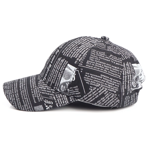 Gros plan d'une casquette de baseball imprimé journal vintage avec titres en noir et blanc