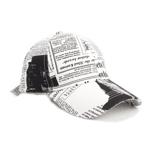 Casquette de baseball tendance avec imprimé journal vintage et une visière courbée classique