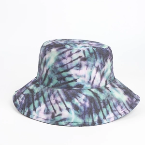 Dettaglio del cappello alla pescatora tie-dye blu e viola con trama in cotone twill
