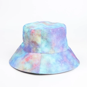 Dettaglio del cappello pescatore tie-dye colorato con toni macaron e trama in twill