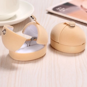 Elegante scatola per anelli in velluto beige mostrata in vista aperta e chiusa