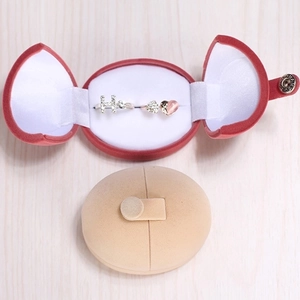Elegante scatola porta gioielli in velluto per anelli con bottone metallico rosso e beige