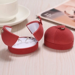 Elegante scatola per anelli di coppia rossa con design sferico e finitura floccata