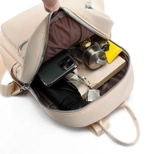 Interno spazioso dello zaino beige in nylon con grande capacità e cerniera in metallo