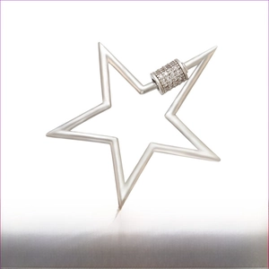 Détail du pendentif en forme d'étoile plaqué rhodium avec micro-pavage de cristaux