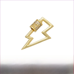 Détail macro du connecteur bijoux éclair en laiton doré avec micro-pavage de zircons