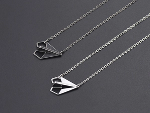 Détail de pendentifs avion en papier en acier titane argenté et gris anthracite
