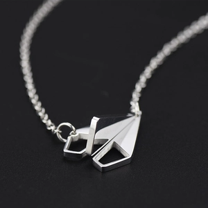 Collier avion en papier en acier titane pour hommes et femmes avec fini argenté épuré