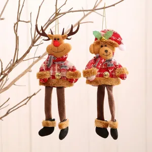 Détail de pendentifs de Noël élan et ours avec des pulls à carreaux rouges et gris