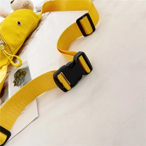 Détail de la sangle en toile jaune avec boucle en plastique noir et curseur pour sac de poitrine