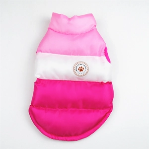 Dettaglio del gilet imbottito rosa e bianco per cani con ricamo Born to be Loved e imbottitura