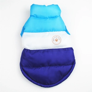Dettaglio del gilet trapuntato per cani tricolore con toppa logo circolare in pelle