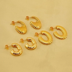 Dettaglio orecchini a C placcati oro 18K con texture lavica e finitura martellata