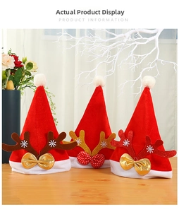 Vue détaillée de trois bonnets de Noël festifs avec bois de renne et nœuds