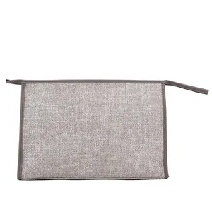 Détail du sac de bureau en toile grise montrant la texture du tissu et la dragonne