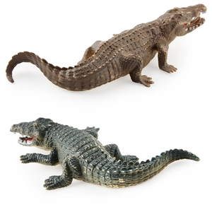 Realistische Krokodil-Spielfiguren aus Weichgummi mit feiner Hautstruktur auf weißem Grund
