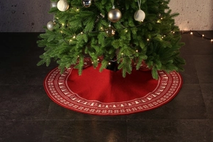 Dettaglio del tappeto per albero di Natale in maglia rossa con motivi di fiocchi di neve