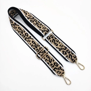 Verstellbarer breiter Taschenriemen mit Leopardenmuster und goldfarbenen Metallschnallen
