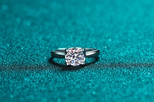 Macro shot of sparkling round brilliant cut diamond in a four-prong silver ring setting