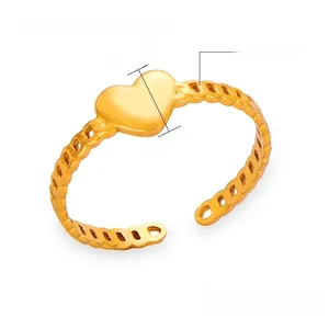 Detailed view of titanium steel chain ring featuring a 0.6cm flat heart design