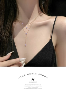 Dettaglio della collana a doppio strato in oro rosa con ciondolo in zircone blu su modella