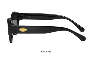 Vue latérale des lunettes de soleil œil de chat noires avec détails dorés sur les branches