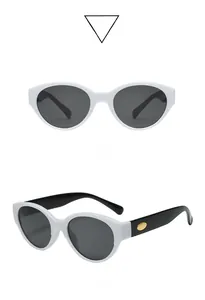 Vues détaillée de face et de côté de lunettes de soleil œil de chat blanches et dorées