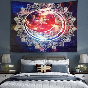 Tapisserie mandala bohème avec lune et nébuleuse sur un lit dans un décor moderne