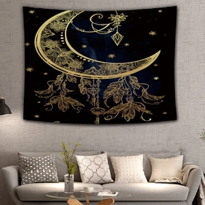 Détail de la tapisserie bohème avec motifs dorés de lune et d'étoiles sur fond bleu foncé