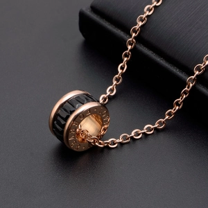Collana in titanio oro rosa con numeri romani e doppi anelli in zircone nero