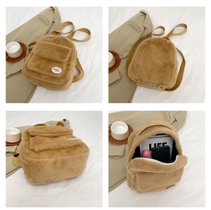 Detalles de la mini mochila de felpa que muestran la textura suave y la capacidad interna