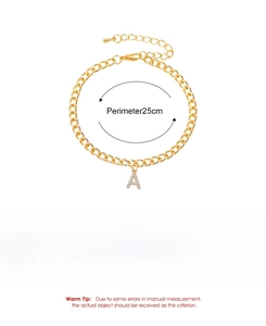 Détail de la chevillère en alliage doré avec pendentif lettre A en strass et 25cm