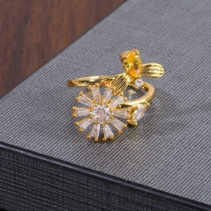 Rotating bee and sunflower ring with clear zircon petals in a gold finish