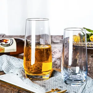 Dettaglio di bicchieri highball con base spessa su un tavolo di legno