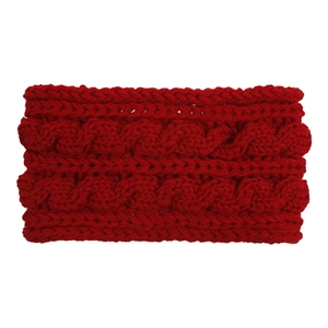 Détail du bandeau en maille torsadée rouge montrant la texture douce et chaude