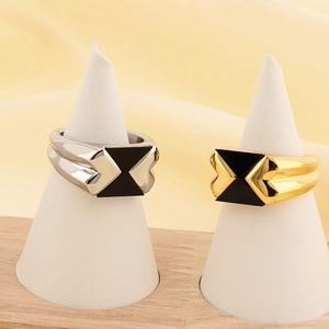 Anelli minimalisti in acciaio al titanio oro e argento con smalto nero a triangolo