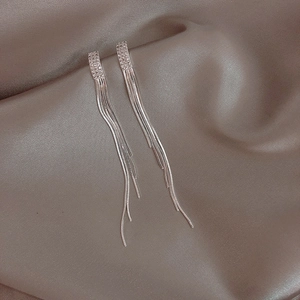 Orecchini a pendolo in argento con nappa lunga e borchie geometriche con diamanti su seta