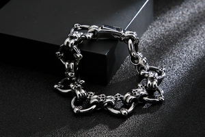 Détail du bracelet tête de mort gothique en argent rétro avec maillons de chaîne reliés