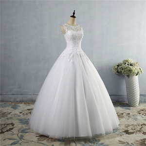 Elegante abito da sposa a palloncino bianco con ricami in pizzo e scollatura trasparente