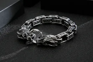 Détail macro du bracelet tête de dragon argenté rétro avec écritures religieuses