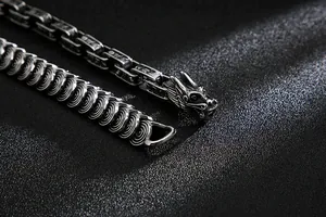 Vue macro du bracelet tête de dragon en acier inoxydable avec écailles détaillées