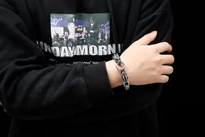 Vue macro du bracelet tête de dragon en acier inoxydable argent antique pour hommes