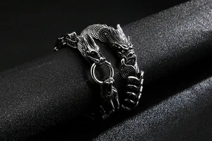 Vue macro d'un bracelet tête de dragon argenté aux écailles détaillées et relief