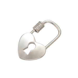 Détail d'un pendentif cadenas en forme de cœur argenté avec des cristaux incrustés