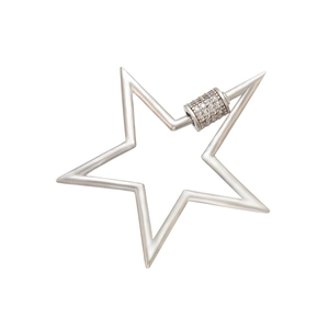 Détail macro du pendentif étoile argentée avec zircons incrustés sur l'attache