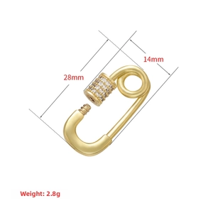 Vue détaillée du pendentif épingle de sûreté dorée avec micro-pavage de zircone 28x14mm