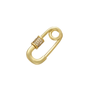 Vue rapprochée du pendentif épingle doré avec micro-incrustations de zircon sur blanc