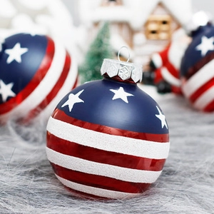 Detalle de bola decorativa bandera USA con rayas rojas y blancas y patrones de estrellas